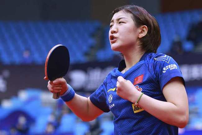 陈梦谈女乒牵手领奖,莎莎是总导演 陈梦谈女乒牵手领奖,莎莎是总导演