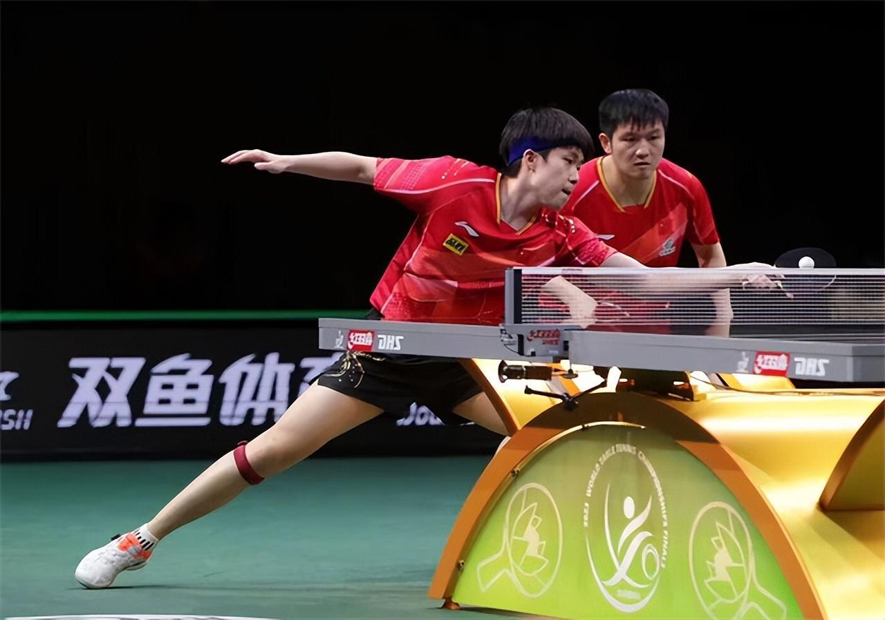 王楚钦展示打台球，一打一个不吱声