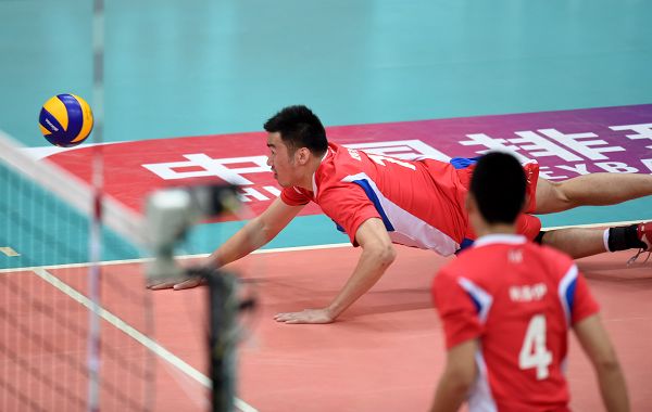 8岁男孩飞身上演极限鱼跃救球,这操作,连职业选手都看呆了 8岁男孩飞身上演极限鱼跃救球,这操作,连职业选手都看呆了