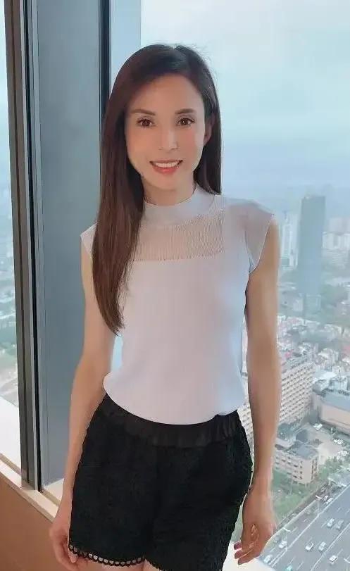 李若彤贺刚相差16岁演短剧夫妻,这对年龄差组合,凭什么让人上头? 李若彤贺刚相差16岁演短剧夫妻,这对年龄差组合,凭什么让人上头?